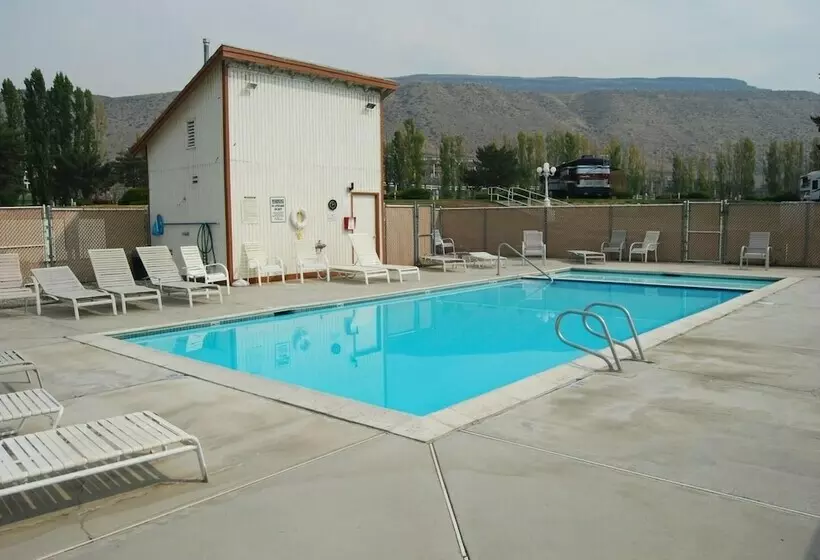 Crescent Bar Camping Resort Cottage 4