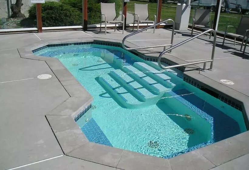 Crescent Bar Camping Resort Cottage 4