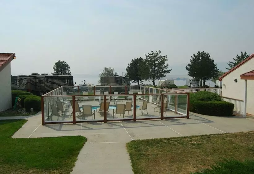 Crescent Bar Camping Resort Cottage 4