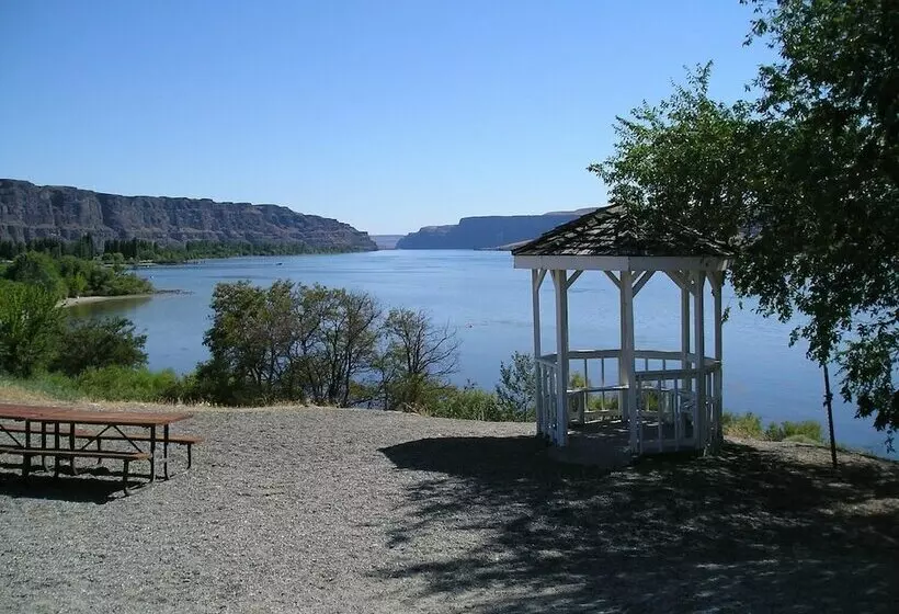 Crescent Bar Camping Resort Cottage 4