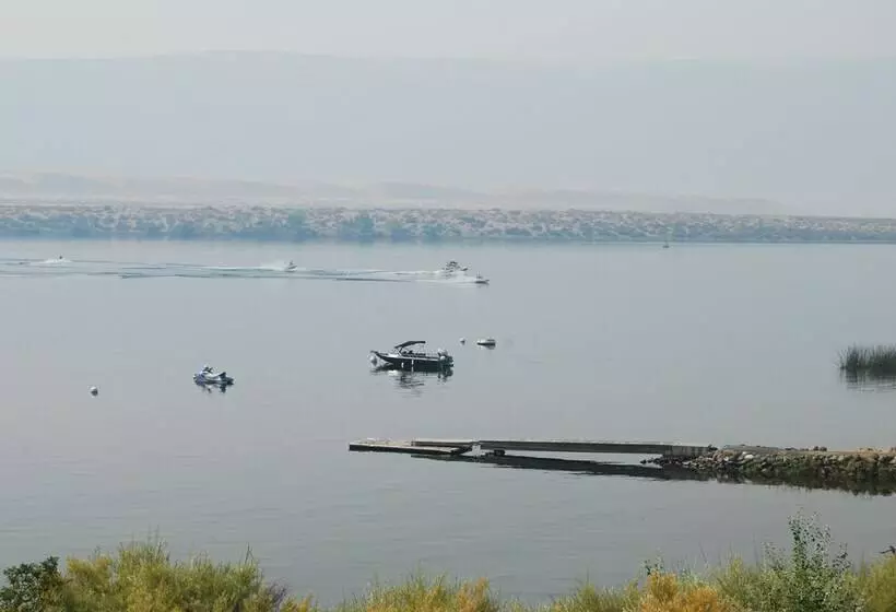 Crescent Bar Camping Resort Cottage 4