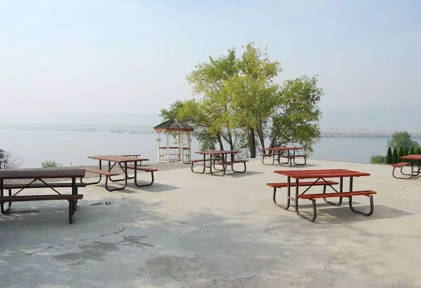 Crescent Bar Camping Resort Cottage 4