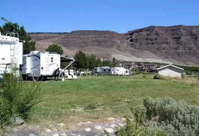 Crescent Bar Camping Resort Cottage 4