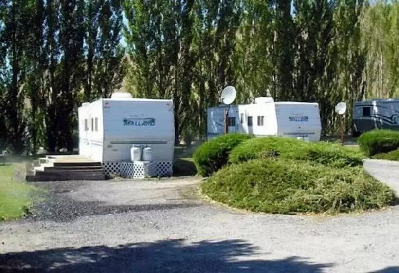 Crescent Bar Camping Resort Cottage 4