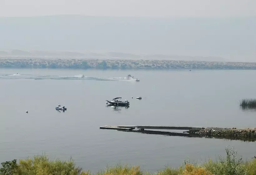 Crescent Bar Camping Resort Cottage 4