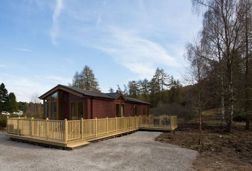 2 Bed Cottage With Hot Tub At Loch Achilty, Nc500