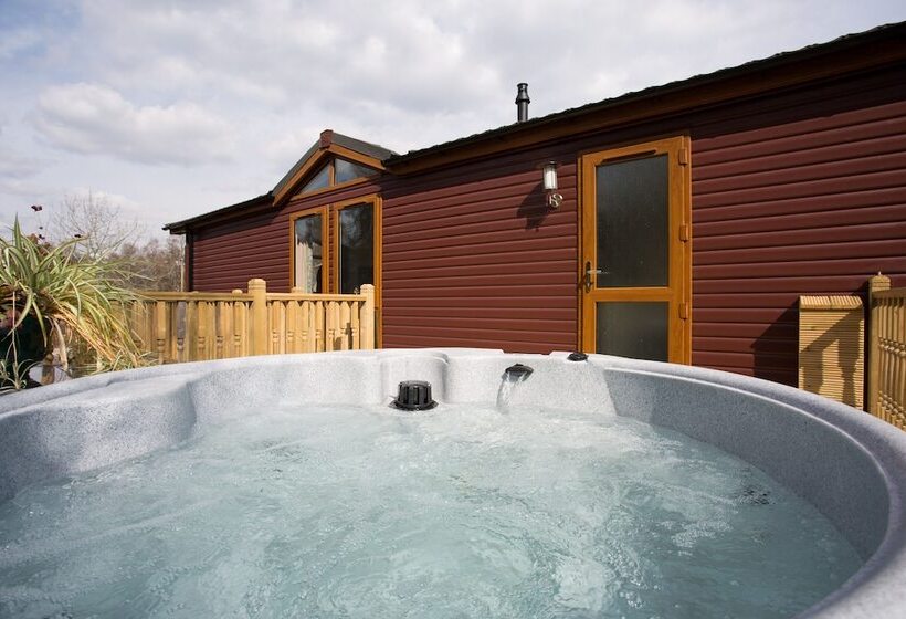 2 Bed Cottage With Hot Tub At Loch Achilty, Nc500