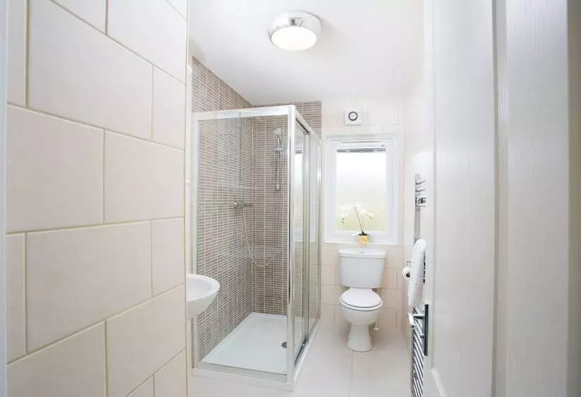 2 Bed Cottage With Hot Tub At Loch Achilty, Nc500