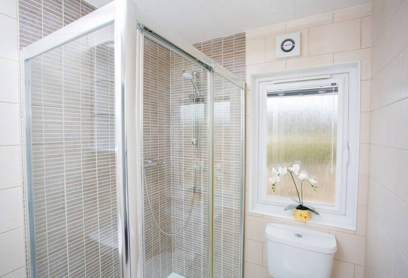 2 Bed Cottage With Hot Tub At Loch Achilty, Nc500