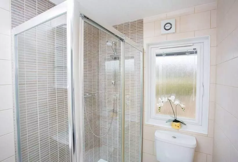 2 Bed Cottage With Hot Tub At Loch Achilty, Nc500