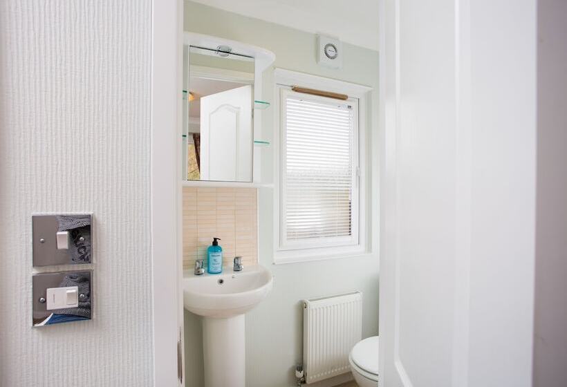 2 Bed Cottage With Hot Tub At Loch Achilty, Nc500