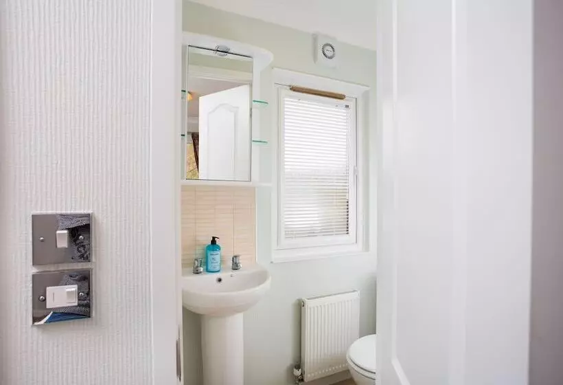 2 Bed Cottage With Hot Tub At Loch Achilty, Nc500