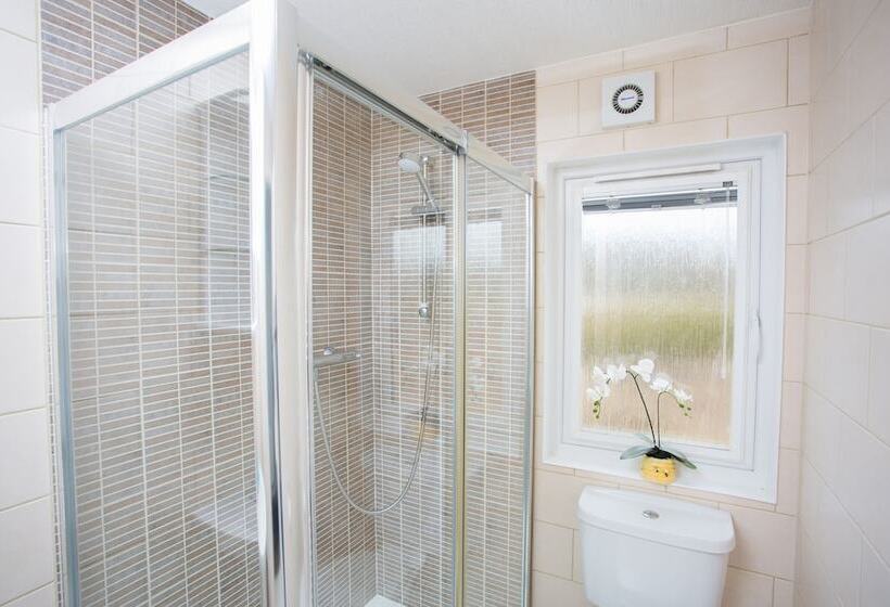 2 Bed Cottage With Hot Tub At Loch Achilty, Nc500