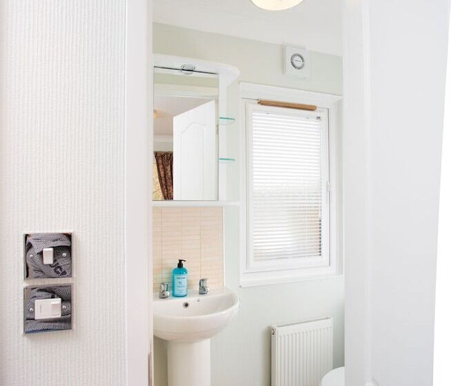 2 Bed Cottage With Hot Tub At Loch Achilty, Nc500