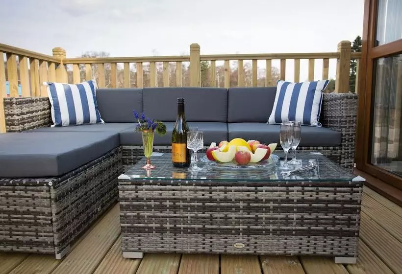 2 Bed Cottage With Hot Tub At Loch Achilty, Nc500