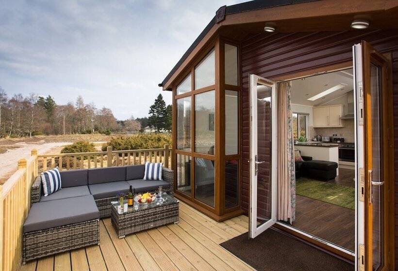 2 Bed Cottage With Hot Tub At Loch Achilty, Nc500