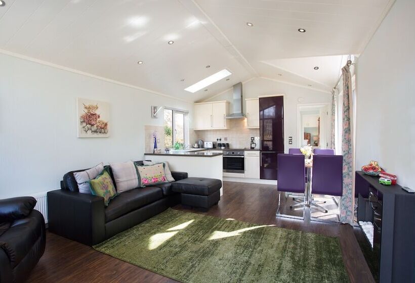 2 Bed Cottage With Hot Tub At Loch Achilty, Nc500