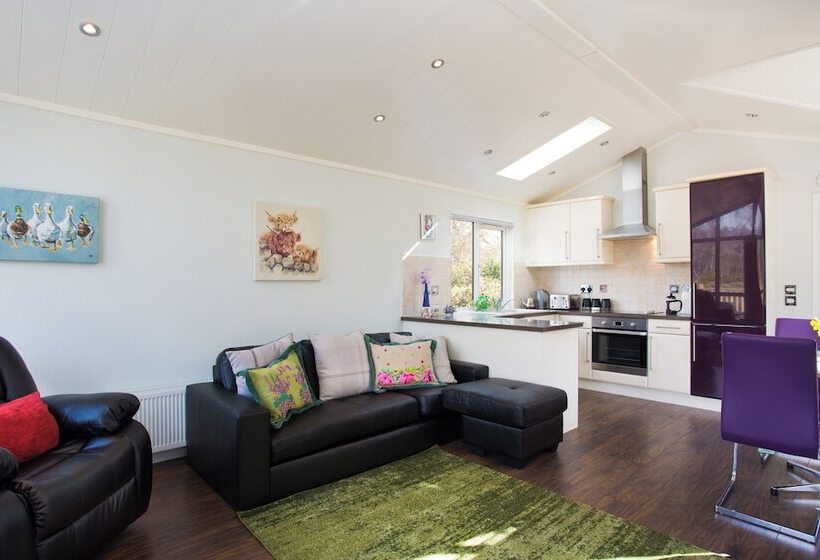 2 Bed Cottage With Hot Tub At Loch Achilty, Nc500