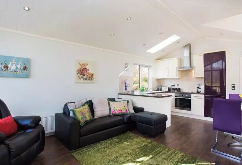 2 Bed Cottage With Hot Tub At Loch Achilty, Nc500