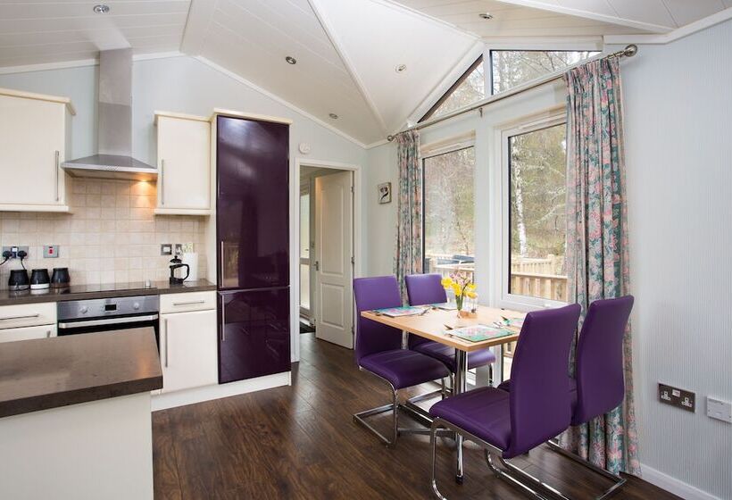 2 Bed Cottage With Hot Tub At Loch Achilty, Nc500