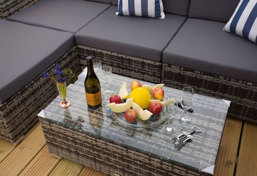 2 Bed Cottage With Hot Tub At Loch Achilty, Nc500