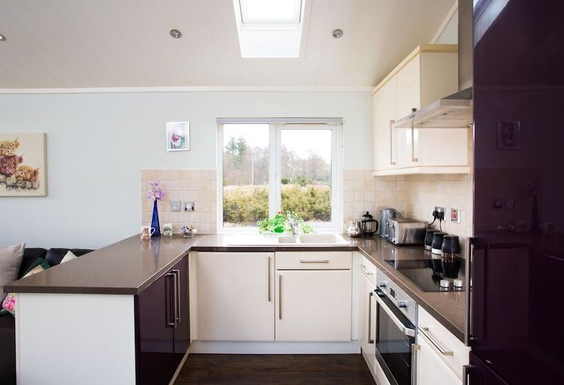 2 Bed Cottage With Hot Tub At Loch Achilty, Nc500