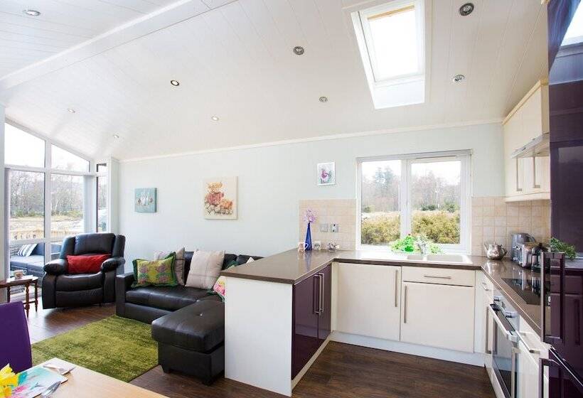 2 Bed Cottage With Hot Tub At Loch Achilty, Nc500