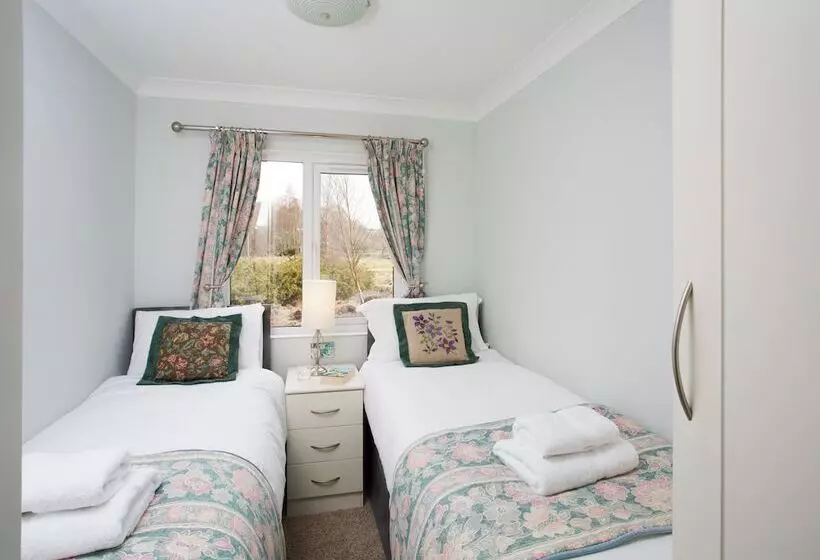 2 Bed Cottage With Hot Tub At Loch Achilty, Nc500