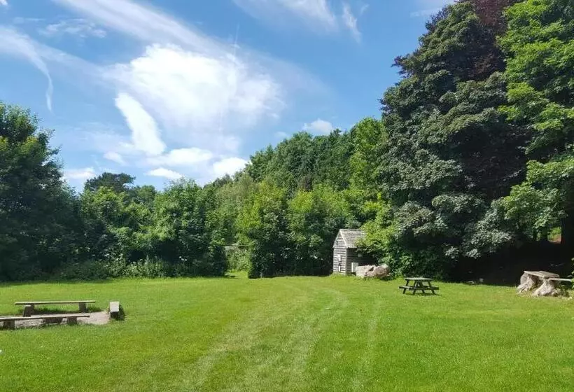 Aamiaismajoitus (B&B) South Downs Eco Lodge & Camping