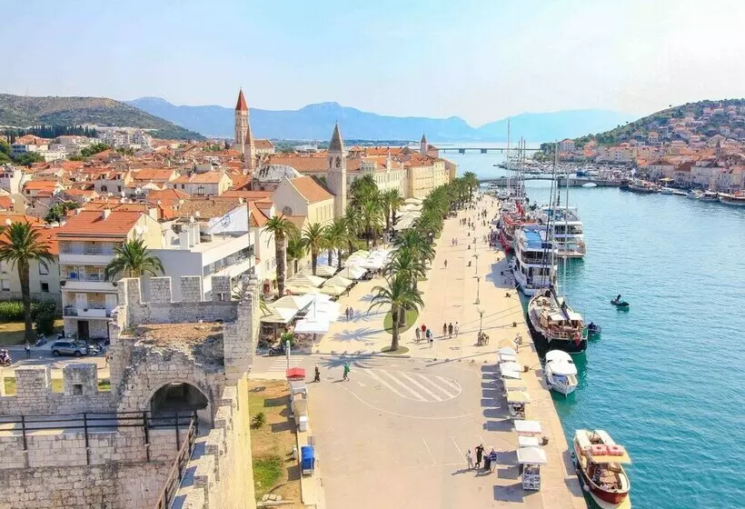 Hotelli Excellent Double Bed Room With Balcony And Sea View