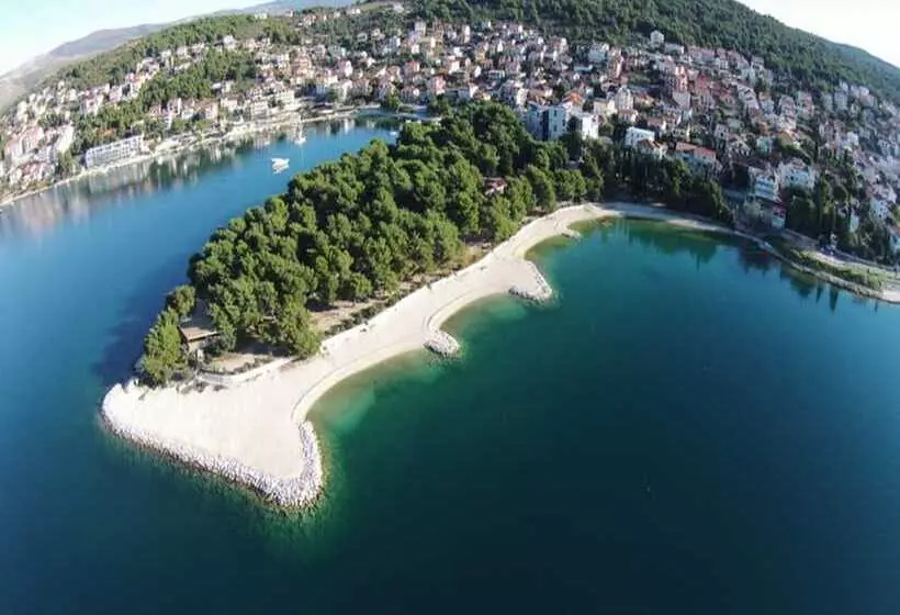 Hotelli Excellent Double Bed Room With Balcony And Sea View