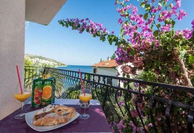 Hotelli Excellent Double Bed Room With Balcony And Sea View