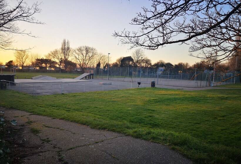 Lovely 2 Bed Caravan In Walton On The Naze
