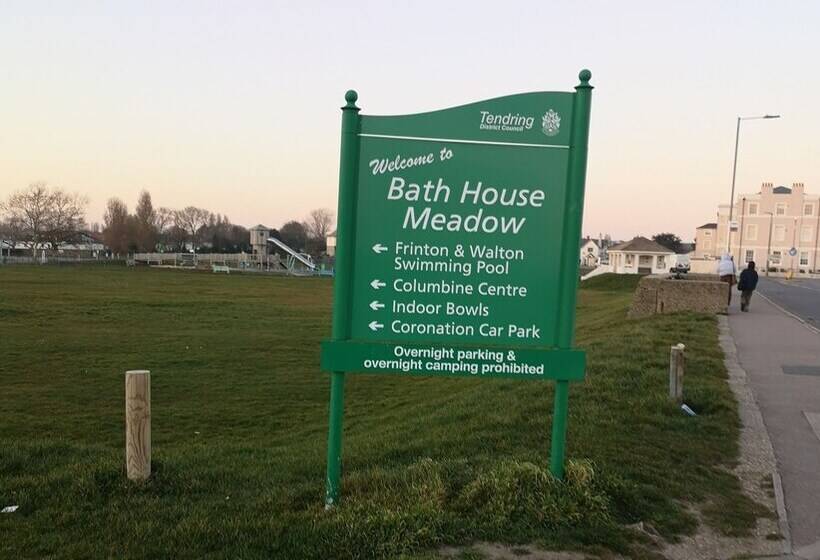 Lovely 2 Bed Caravan In Walton On The Naze