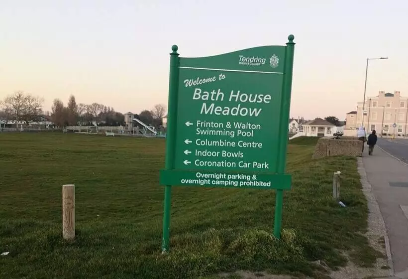 Lovely 2 Bed Caravan In Walton On The Naze