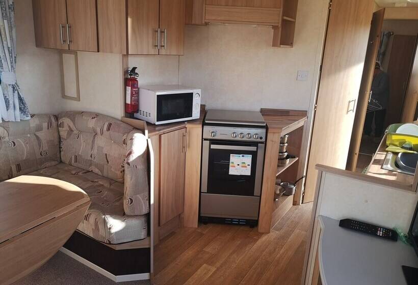 Lovely 2 Bed Caravan In Walton On The Naze