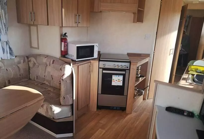Lovely 2 Bed Caravan In Walton On The Naze