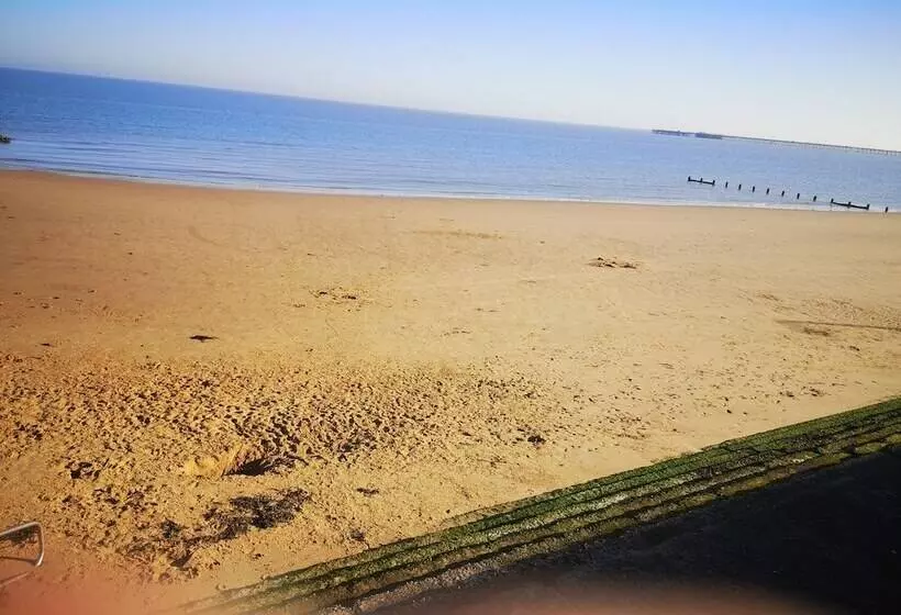 Lovely 2 Bed Caravan In Walton On The Naze