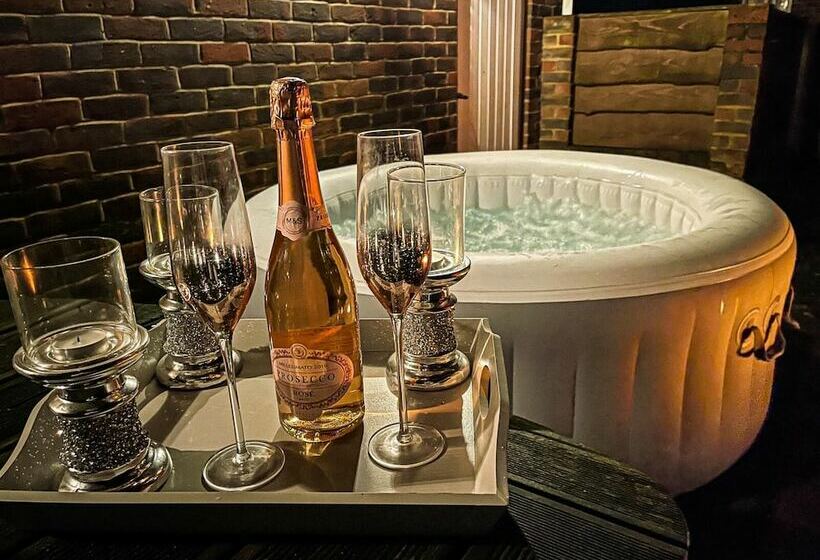 Stunning Detached Cottage With Poole Views And Hot Tub