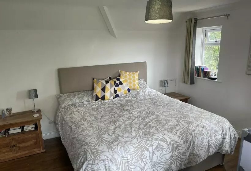 Stunning Detached Cottage With Poole Views And Hot Tub