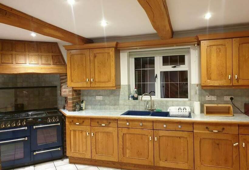 Stunning Detached Cottage With Poole Views And Hot Tub