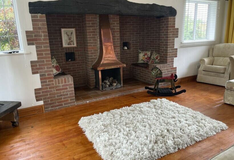 Stunning Detached Cottage With Poole Views And Hot Tub