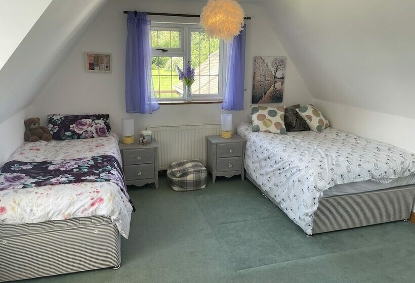 Stunning Detached Cottage With Poole Views And Hot Tub