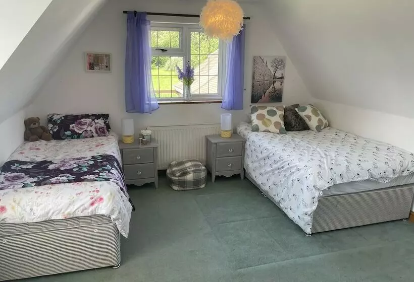 Stunning Detached Cottage With Poole Views And Hot Tub