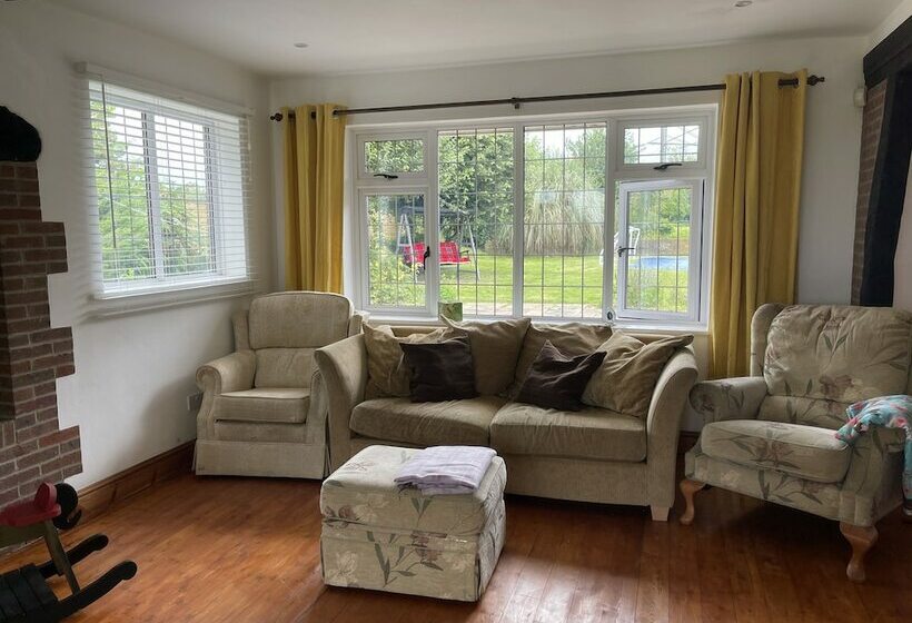 Stunning Detached Cottage With Poole Views And Hot Tub