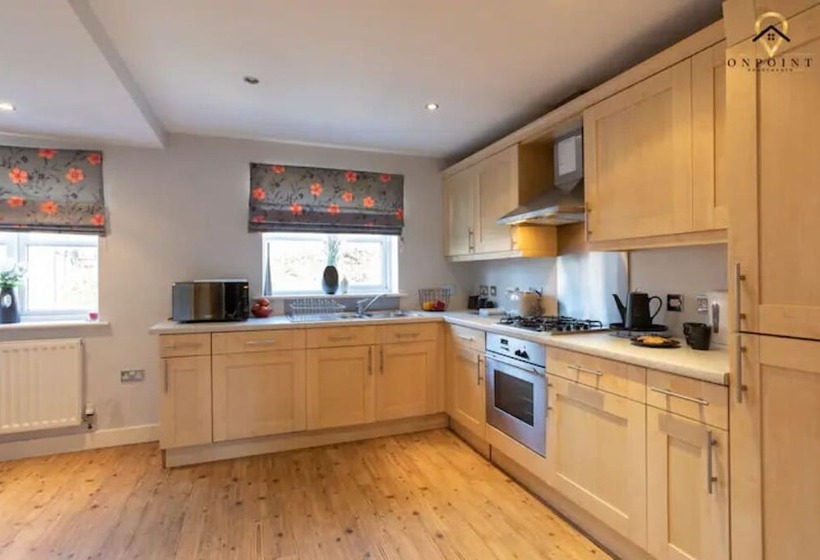 펜션 Captivating & Comfy 3 Bed Home 2parking