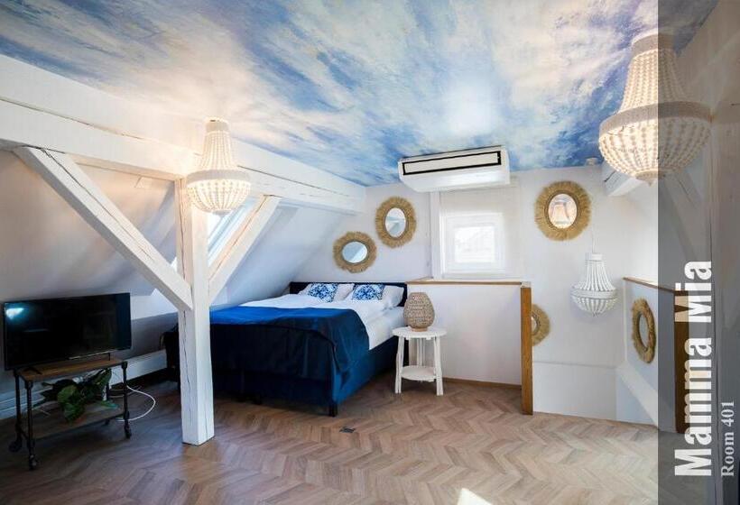 The Henry Self Check In Guesthouse