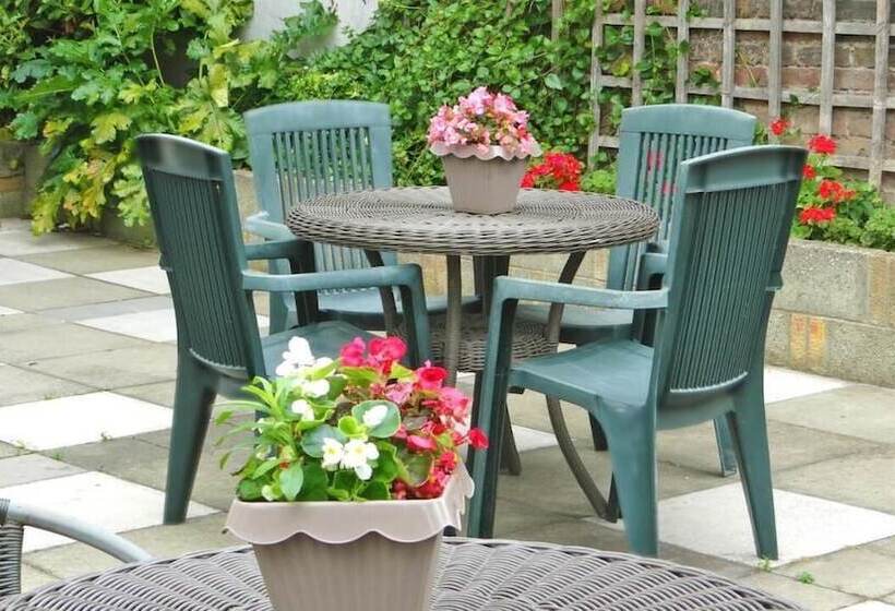 بنسيون Jessamine Guest House