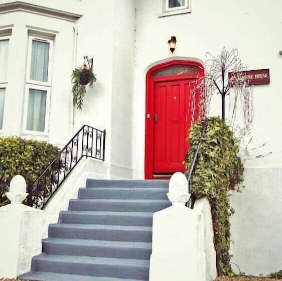 بنسيون Jessamine Guest House