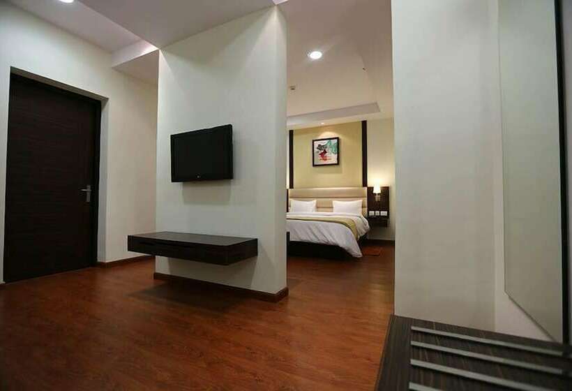 فندق Hyphen Premier Meerut